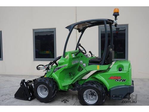 Avant 528 Articulated Mini Loader w Telescopic Boom & 4-in-1 Bucket
