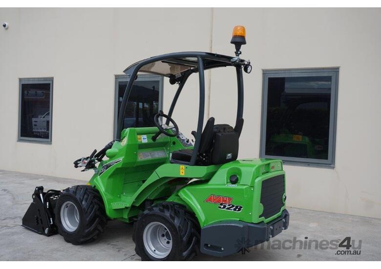 Avant 528 Articulated Mini Loader w Telescopic Boom & 4-in-1 Bucket