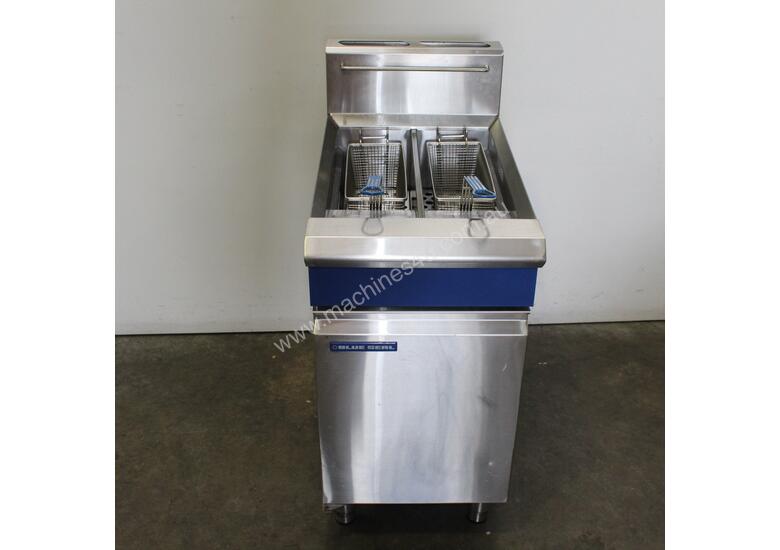 caption Blue Seal GT46 Twin Pan Fryer