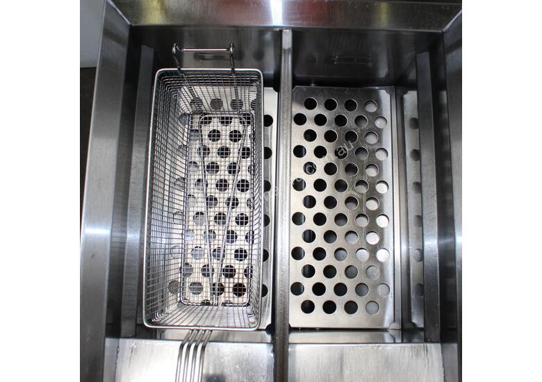 caption Blue Seal GT46 Twin Pan Fryer