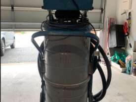 Industrial Vacuum *** PRICE NEGOTIABLE *** - picture1' - Click to enlarge