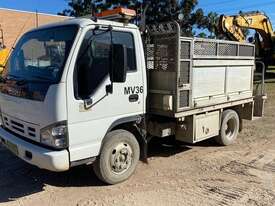 Isuzu NPR200 - picture2' - Click to enlarge