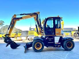 2017 JCB HYDRADIG 110W U4501  - picture0' - Click to enlarge