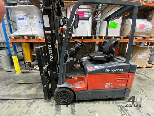 Toyota 3-Wheel Electric Forklift: Container Mast 4700mm, Lift Height & Fork Positioner