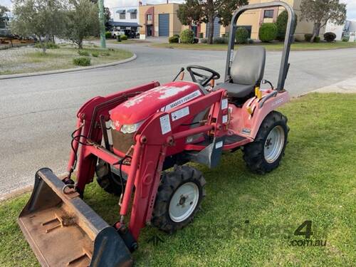 Tractor Massey Ferguson MF G2400 4x4 FEL 3PL