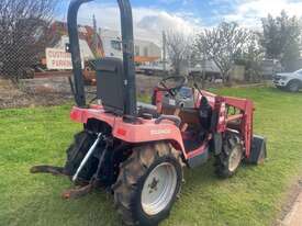 Tractor Massey Ferguson MF G2400 4x4 FEL 3PL - picture2' - Click to enlarge