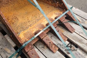 Salmon   600mm backhoe bucket