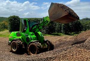 Avant 860i Powerful Compact Loader with 4-in-1 Bucket