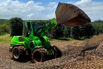 Avant 860i Powerful Compact Loader with 4-in-1 Bucket