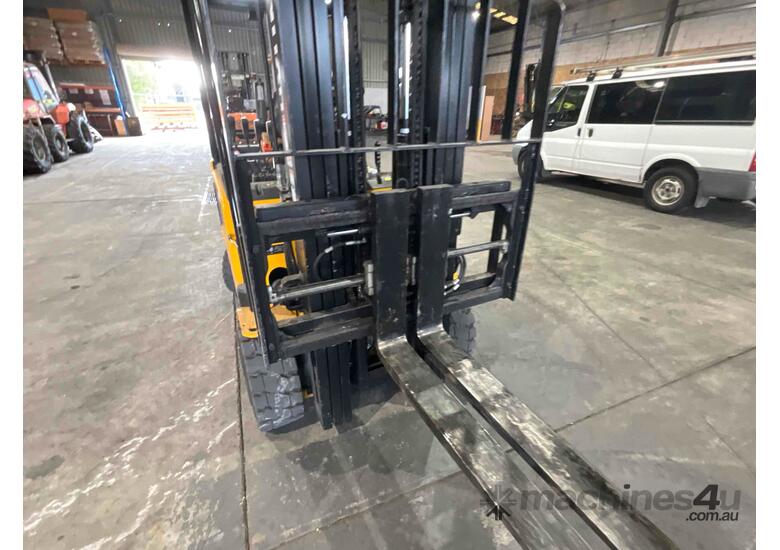 caption Hyundai 3.5 Tonne Hyundai Forklift For Sale (Demo)