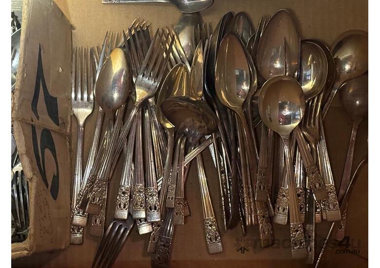 caption QTY OF SILVERWARE