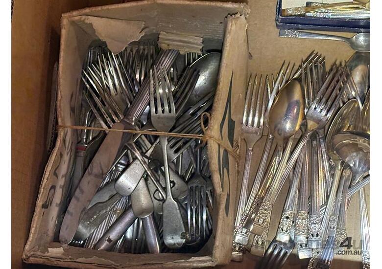 caption QTY OF SILVERWARE