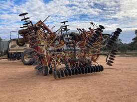 1999 BOURGAULT BOURGAULT 8810 AIRSEEDER  - picture0' - Click to enlarge
