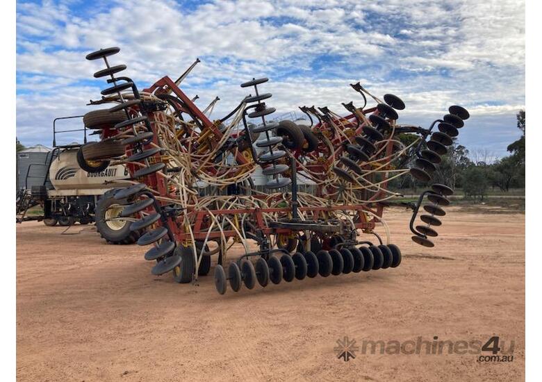 caption 1999 BOURGAULT BOURGAULT 8810 AIRSEEDER