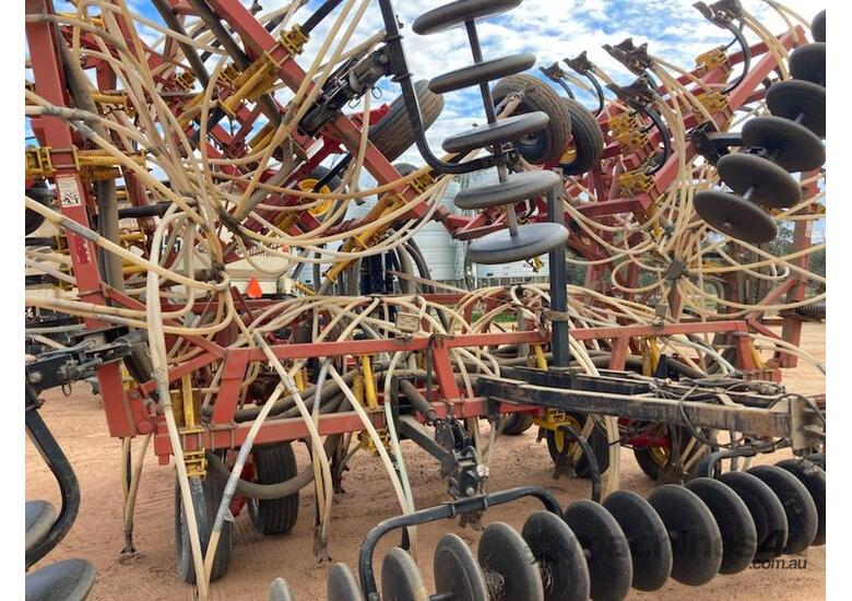 caption 1999 BOURGAULT BOURGAULT 8810 AIRSEEDER