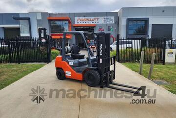 Toyota Forklift 2.5T Container Mast with Tyne Postioners