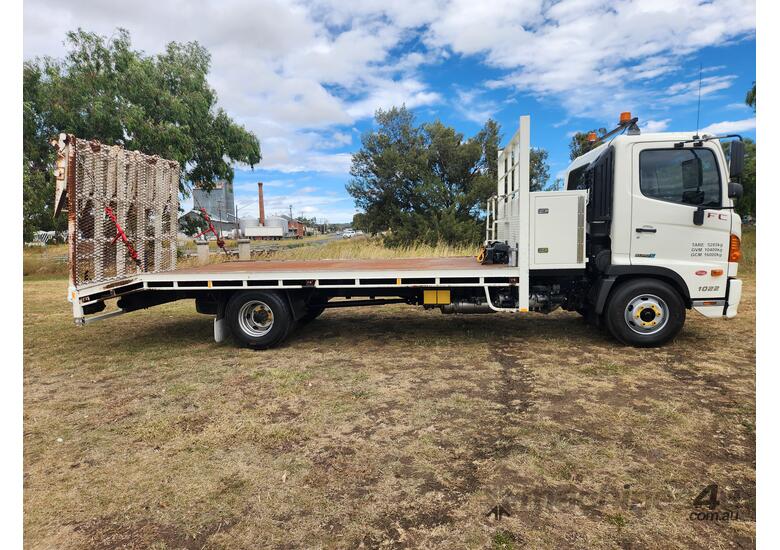 caption Hino 500 Series FC1022 Automatic 4x2 Beavertail Truck