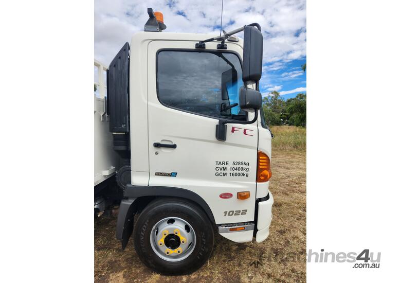 caption Hino 500 Series FC1022 Automatic 4x2 Beavertail Truck