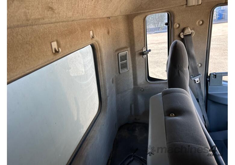 caption 2016 Mitsubishi Fuso Fighter 1024 Pantech