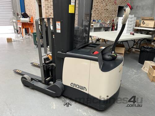CROWN FORKLIFT SHR 5500 WALKIE REACH TRUCK/ STACKER - VERY LOW USAGE!