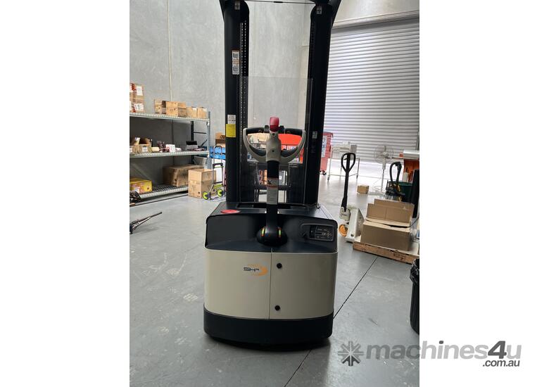 CROWN FORKLIFT SHR 5500 WALKIE REACH TRUCK/ STACKER - VERY LOW USAGE!