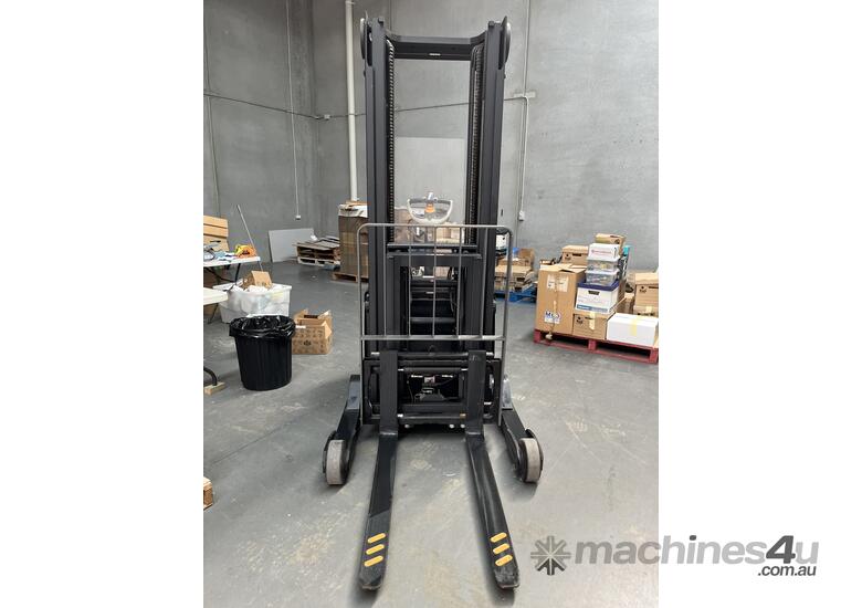 CROWN FORKLIFT SHR 5500 WALKIE REACH TRUCK/ STACKER - VERY LOW USAGE!