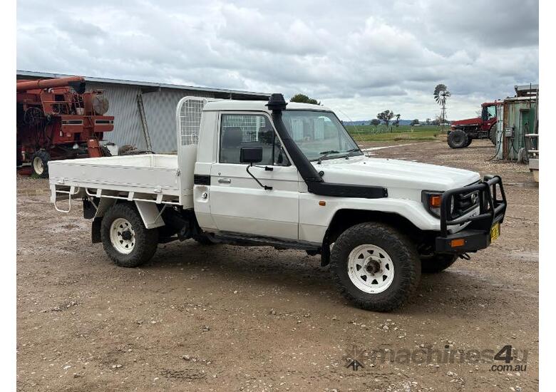 caption Land Cruiser Ute