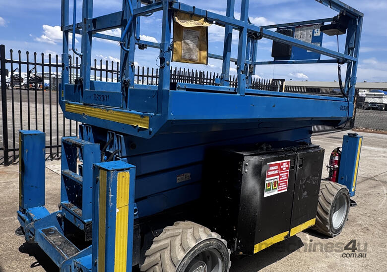 2017 Genie 33ft Rough Terrain Scissor Lift image 3