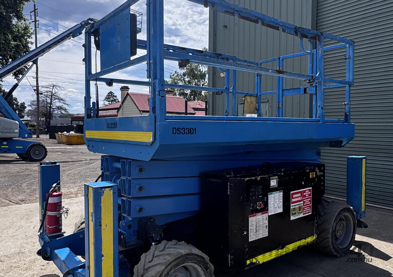 2017 Genie 33ft Rough Terrain Scissor Lift image 2
