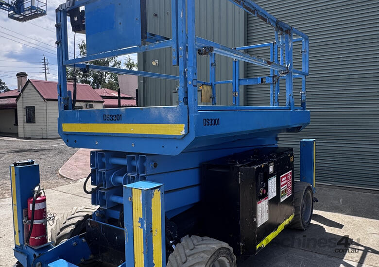 2017 Genie 33ft Rough Terrain Scissor Lift image 4