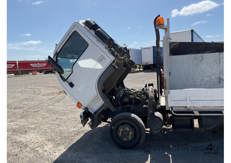 2004 Nissan MK175   4x2 Service Truck