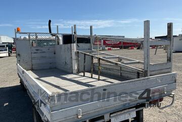 2004 Nissan MK175 4x2 Service Truck