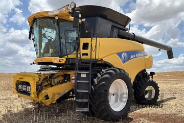 New Holland 2011   CR9070