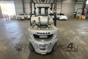Nissan 25 Container mast forklift