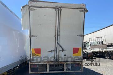 1997 Isuzu FSR 700 Long Curtainsider Day Cab