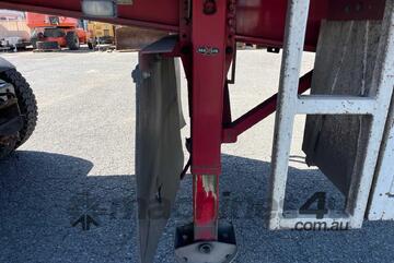 2010 Maxitrans ST3 Tri Axle Flat Top Curtainside Trailer