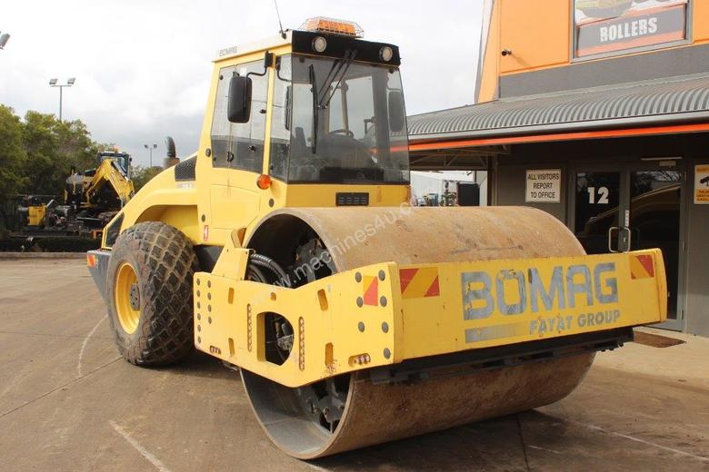 caption BOMAG BW219D-4 VIBRATING SMOOTH ROLLER