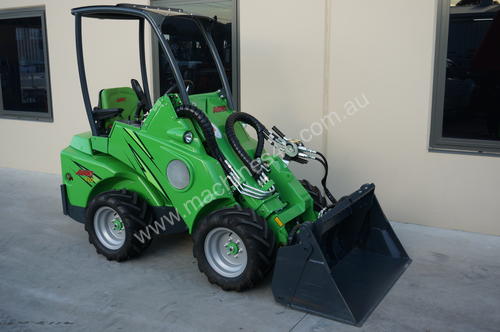 Demo Avant 420 Compact Articulated Loader w/ 4in1