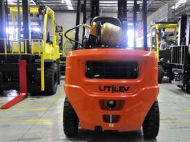 2.5T Counterbalance Forklift - Utilev UT25P - picture0' - Click to enlarge