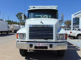 Mack METRO-LINER Water truck Truck - picture0' - Click to enlarge