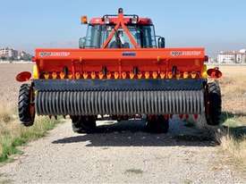 2018 AGROMASTER BM 18R SINGLE DISC SEED DRILL + PACKER ROLLER (3.3M) - picture1' - Click to enlarge