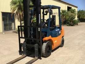 Toyota Diesel 2.5 T Forklift  - picture2' - Click to enlarge