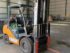 Toyota LPG Forklift - picture1' - Click to enlarge