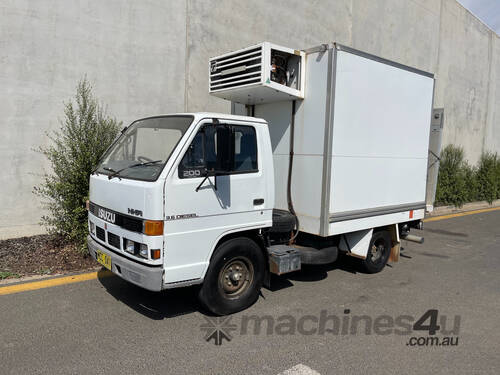 Isuzu NKR200 Pantech Truck