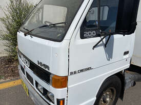 Isuzu NKR200 Pantech Truck - picture2' - Click to enlarge