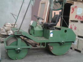 Lockwood 2000 cricket pitch roller , petrol powered , Late model series , - picture0' - Click to enlarge