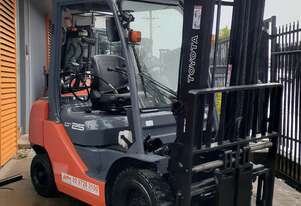 ACTIVE FORKLIFTS - 2013 Toyota 8fg25 Forklift 4.5m mast 2.5 ton capacity side shift fork positioner