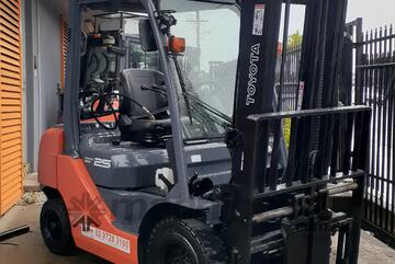 ACTIVE FORKLIFTS - 2013 Toyota 8fg25 Forklift 4.5m mast 2.5 ton capacity side shift fork positioner