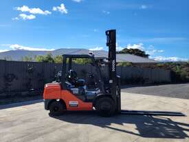 Toyota Forklift 3.5T With Tyne Positioners - picture0' - Click to enlarge