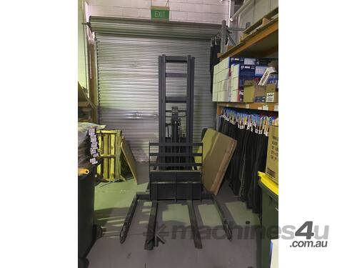 Crown IMT130A Walkie Stacker 